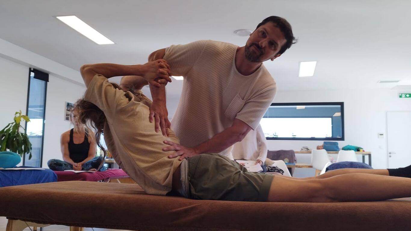 Séance complète de massage thaï sur table construite en Niveau 1